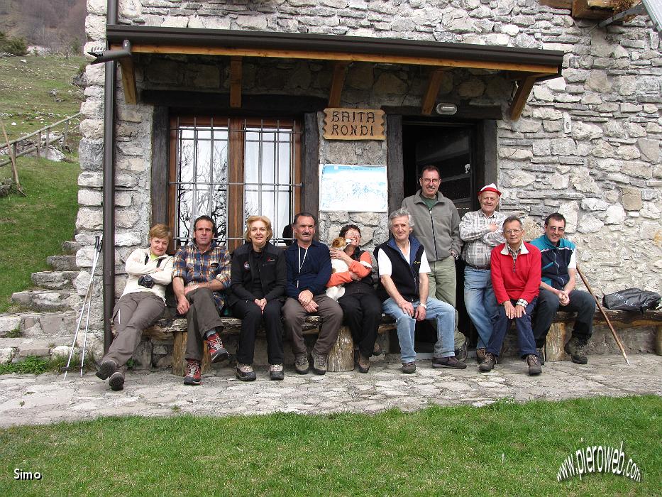 24 Foto di gruppo alla baita.jpg